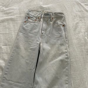 Light wash Levi’s rib cage wide leg jeans size 25
